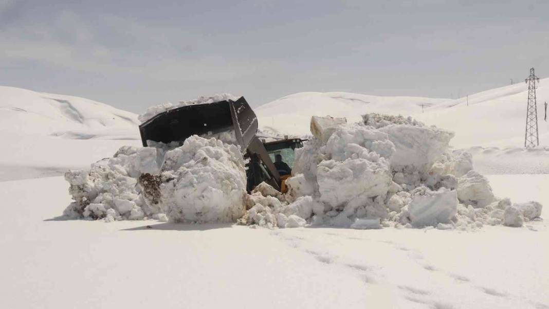 Bitlis'te '6 metrelik' karla amansız mücadele sürüyor: İş makineleri kayboldu 4